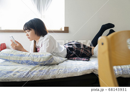 スマホを見る女子高生の写真素材