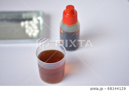 白バックにポピドンヨードうがい薬と薄めたうがい薬 68144129