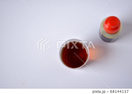 白バックにポピドンヨードうがい薬と薄めたうがい薬 68144137