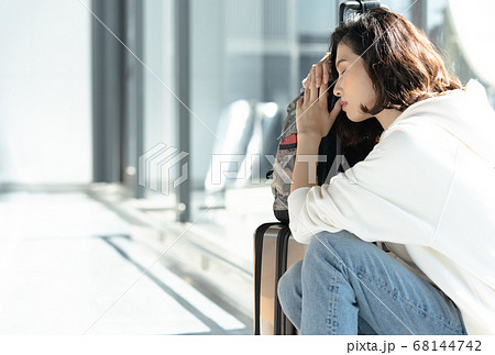 時間つぶしをする若い女性ツーリスト 時間つぶしをする若い女性ツーリスト 68144742