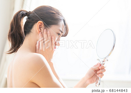 鏡を見る女性 鏡を見る女性 68144843