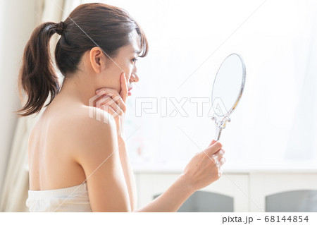 鏡を見る女性 鏡を見る女性 68144854
