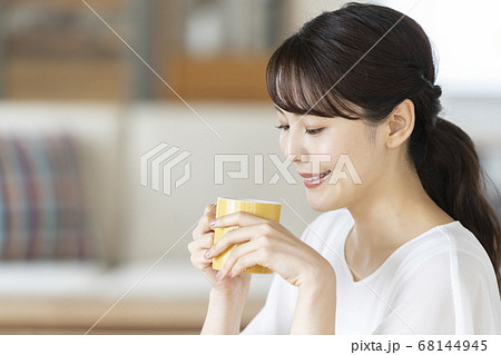 マグカップを持つ若い女性 マグカップを持つ若い女性 68144945