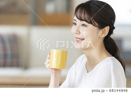 マグカップを持つ若い女性 マグカップを持つ若い女性 68144946