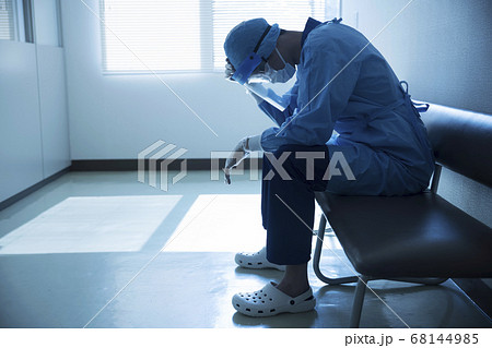 医療ひっ迫イメージ 疲労する看護師 医療ひっ迫イメージ 疲労する看護師 68144985