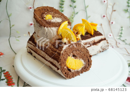 オレンジを使ったチョコレートロールケーキ、チョコロール 68145123