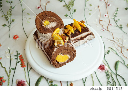 Chocolate Rolled Cake with Orange（オレンジ入チョコロール） 68145124