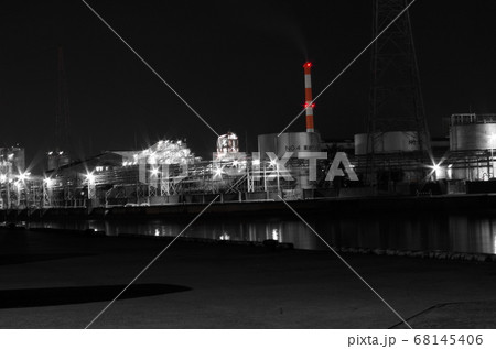 海沿いの夜の工場夜景。 海沿いの夜の工場夜景。 68145406