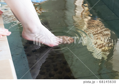 片足をくるぶしまで足湯につけた女性の足（右つま先入る直前、横から） 68145630
