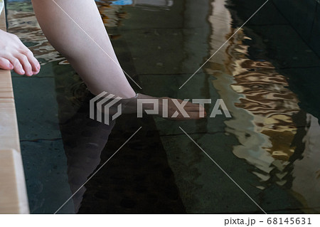 片足をくるぶしまで足湯につけた女性の足 68145631