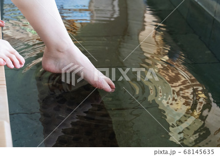 片足をつま先の先端まで足湯につけた女性の足 68145635