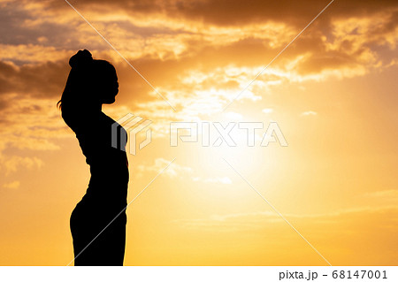 女性の健康イメージ 夕日の背景 68147001