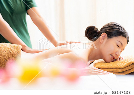 エステを受ける女性 68147138