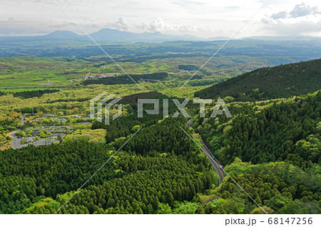 やまなみハイウェイの山岳道路の空撮 68147256