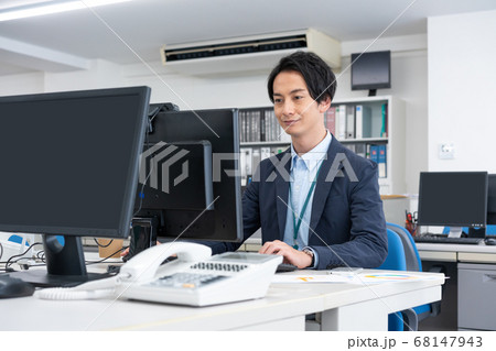 新型コロナ予防のためリモートワーク になり、1人でオフィスでズームで話をする若いビジネスマン 新型コロナ予防のためリモートワーク になり、1人でオフィスでズームで話をする若いビジネスマン 68147943