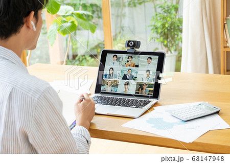 リビングでテレワークをする男性 68147948