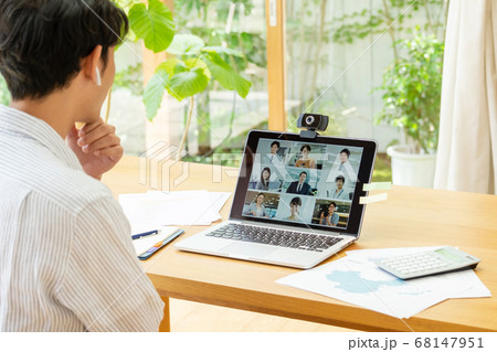 テレワークでオンライン会議をするビジネスマン テレワークでオンライン会議をするビジネスマン 68147951