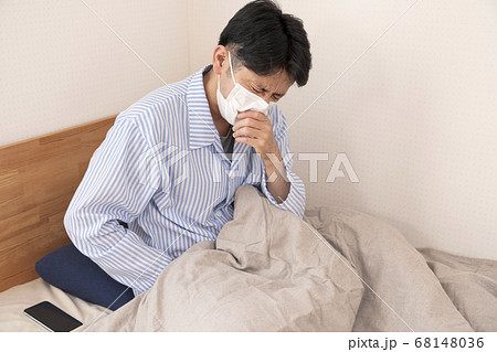 自宅療養する男性 急変 悪化 自宅療養する男性 急変 悪化 68148036