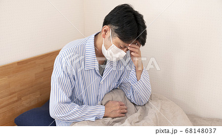 自宅療養する男性 68148037