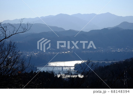 光る津久井湖 三井大橋と北丹沢主峰 【相模原市津久井 1月】 光る津久井湖 三井大橋と北丹沢主峰 【相模原市津久井 1月】 68148394