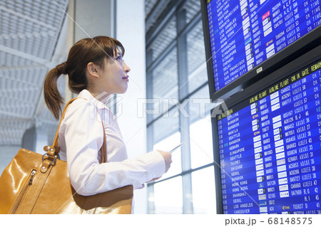 飛行機時刻表を見るビジネスウーマン 68148575