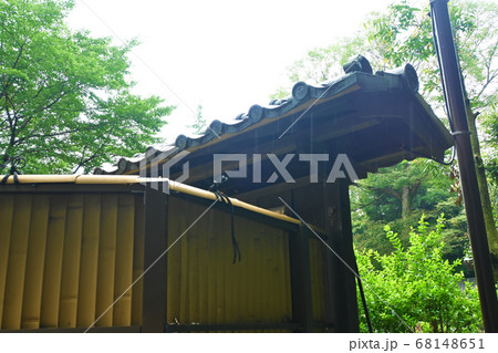 雨降る日本家屋 68148651