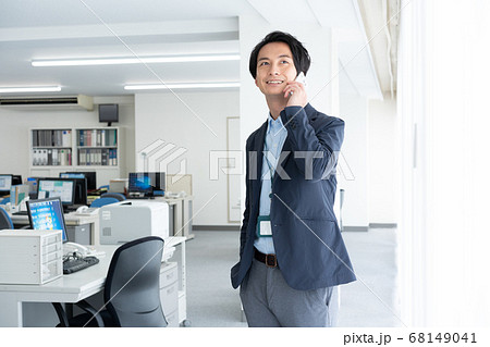 早朝1人でオフィスに出社する若いビジネスマン 68149041