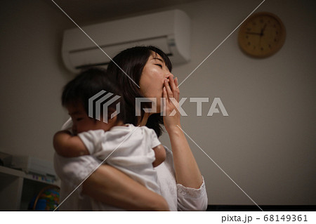 あくびする母親 68149361