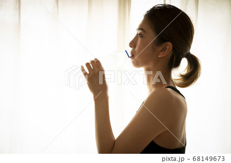 水分補給をする女性 68149673