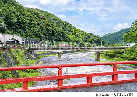 【神奈川県】自然豊かな箱根の街並みと箱根登山電車 68151884