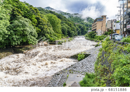 【神奈川県】箱根の街を流れる大雨の後の早川 【神奈川県】箱根の街を流れる大雨の後の早川 68151886