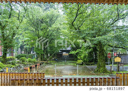 【神奈川県】大雨が降る早雲寺の総門 68151897