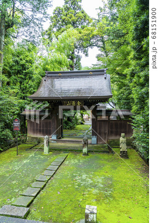 【神奈川県】緑豊かな早雲寺の総門 68151900