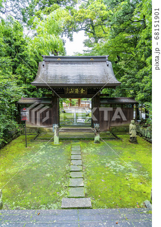 【神奈川県】緑豊かな早雲寺の総門 【神奈川県】緑豊かな早雲寺の総門 68151901