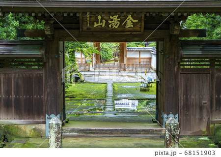 【神奈川県】緑豊かな早雲寺の総門 【神奈川県】緑豊かな早雲寺の総門 68151903