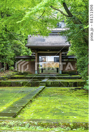 【神奈川県】緑豊かな早雲寺の総門 68151906