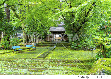 【神奈川県】緑豊かな早雲寺の総門 68151907