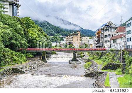 【神奈川県】箱根湯本の街並みとあじさい橋 68151929
