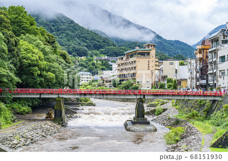 【神奈川県】箱根湯本の街並みとあじさい橋 68151930
