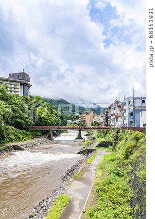 【神奈川県】箱根湯本の街並みとあじさい橋 68151931