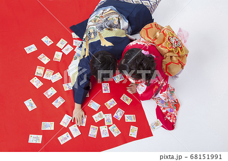 カルタ遊びする子供の写真素材