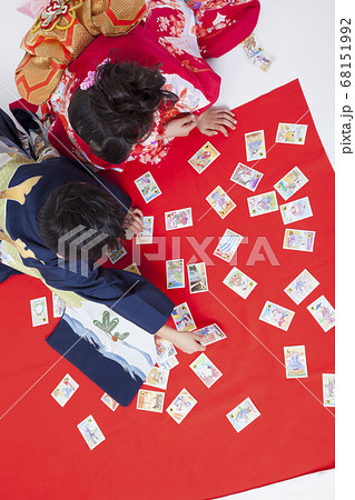 カルタ遊びする子供 68151992