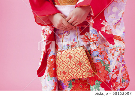 がま口バッグを持つ振袖の女の子 68152007