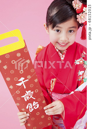 千歳飴を持つ振袖姿の女の子 千歳飴を持つ振袖姿の女の子 68152015