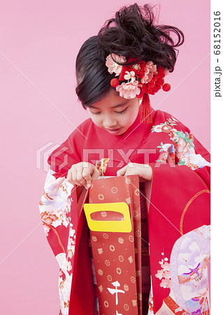 千歳飴を持つ振袖姿の女の子 68152016