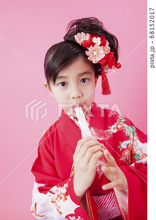 千歳飴を食べる女の子 千歳飴を食べる女の子 68152017