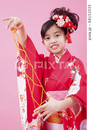 あやとりで遊ぶ振袖姿の女の子 68152035