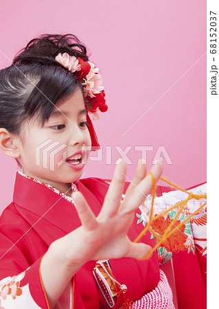 あやとりで遊ぶ振袖姿の女の子 あやとりで遊ぶ振袖姿の女の子 68152037