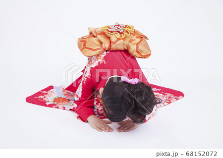 振袖姿で挨拶する女児 68152072