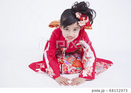 振袖姿で挨拶する女児 68152073